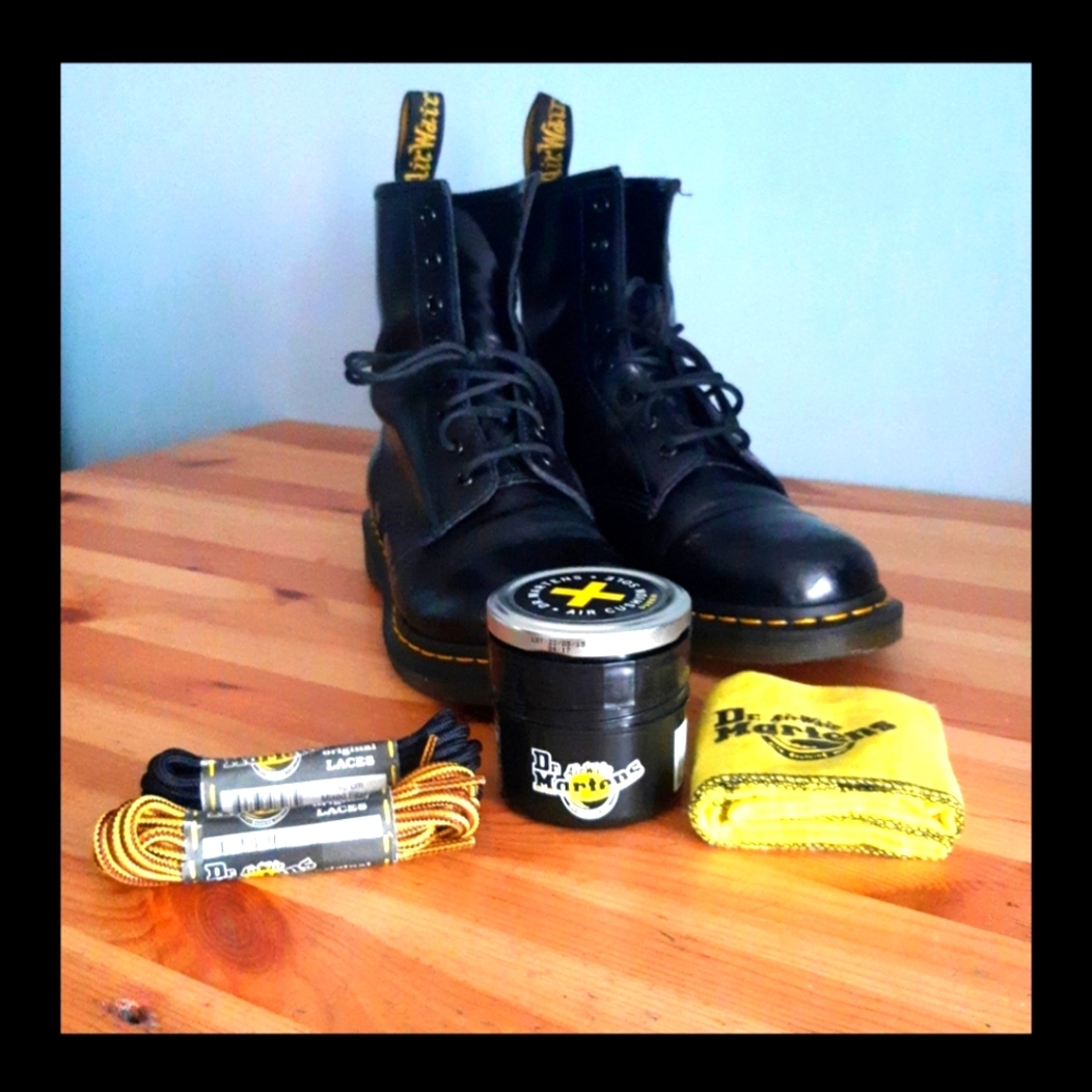 DR. MARTENS 1460 LACEUP
